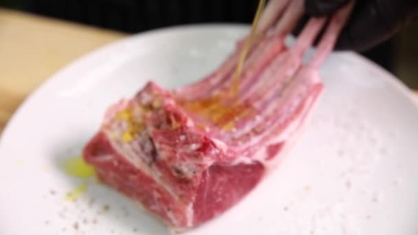 Chef Derrama Aceite Oliva Sobre Carne — Vídeos de Stock
