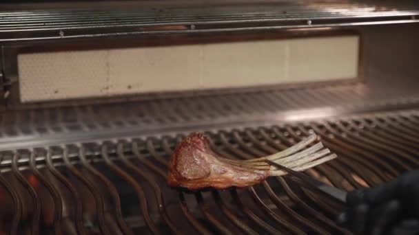Szakács Készíti Húst Grillen — Stock videók