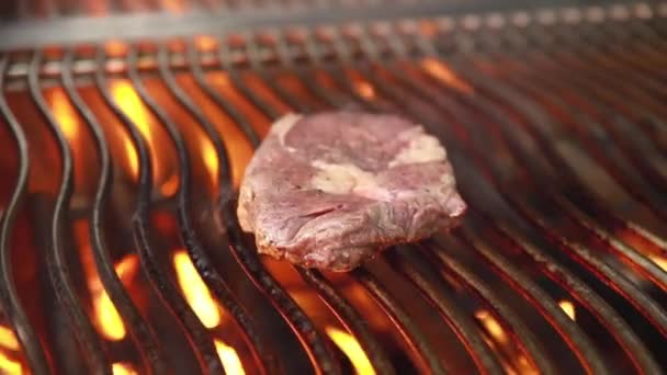Der Koch Bereitet Das Fleisch Auf Dem Grill — Stockvideo