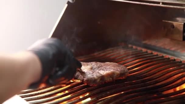 Der Koch Bereitet Das Fleisch Auf Dem Grill — Stockvideo