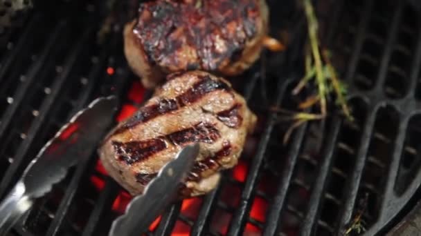 Der Koch Bereitet Das Fleisch Auf Dem Grill — Stockvideo