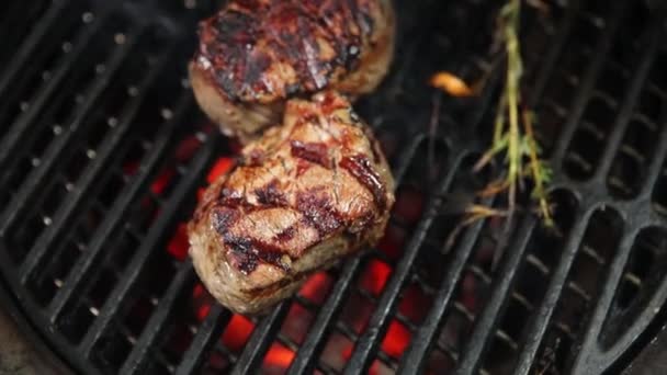 Der Koch Bereitet Das Fleisch Auf Dem Grill — Stockvideo