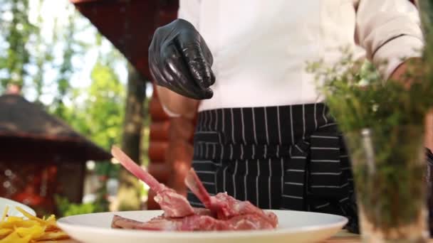 Cuochi Sale Carne Tavola Legno — Video Stock