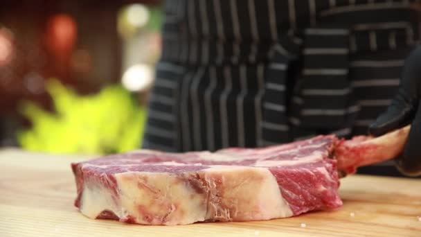 Szakácsok Sózott Hús Fából Készült Táblán — Stock videók
