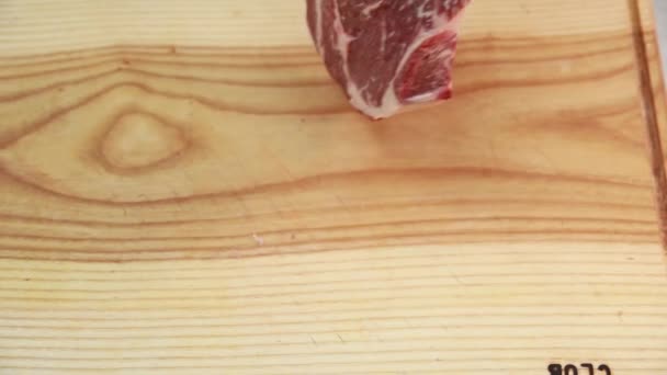 Cozinheiro Coloca Carne Crua Pratos — Vídeo de Stock