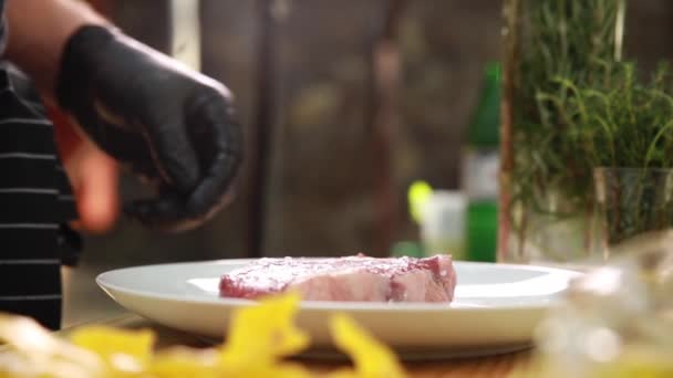 Cuoco Mette Carne Cruda Piatti — Video Stock