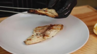 Aşçı ızgarada Dorada 'yı hazırlıyor.