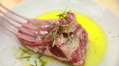 Aşçı ete baharat döker.