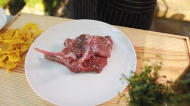 Aşçı etin üzerine biber döker.