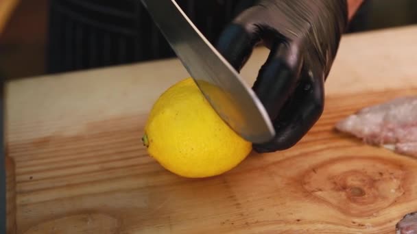 Kuchař Připravuje Doradu Grilu — Stock video