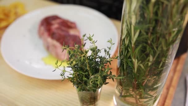 Cozinheiro Lança Temperos Carne — Vídeo de Stock