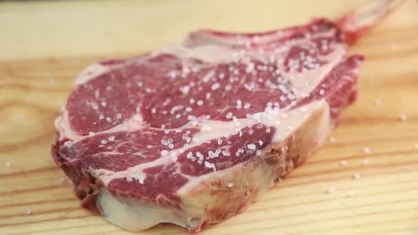 Cocinar Vierte Pimienta Sobre Carne — Vídeos de Stock