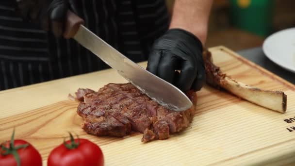 Der Koch Schneidet Das Gegrillte Fleisch — Stockvideo