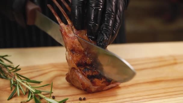 Der Koch Schneidet Das Gegrillte Fleisch — Stockvideo