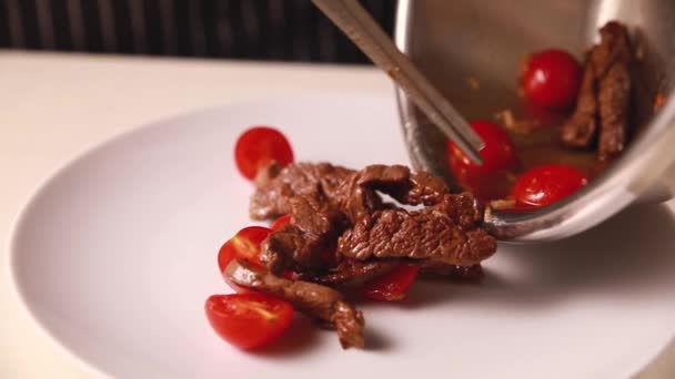 Chef Prepara Una Ensalada Con Carne Hierbas — Vídeos de Stock