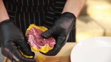 Aşçı eti ızgara için hazırlar.