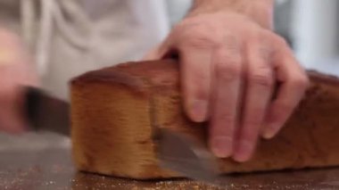 Fırıncı ekmeği pişirmek için hazırlar. 