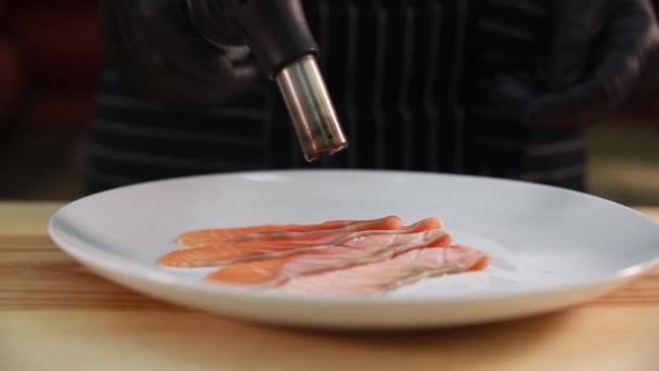 Chef Prépare Saumon Avec Des Fruits — Video