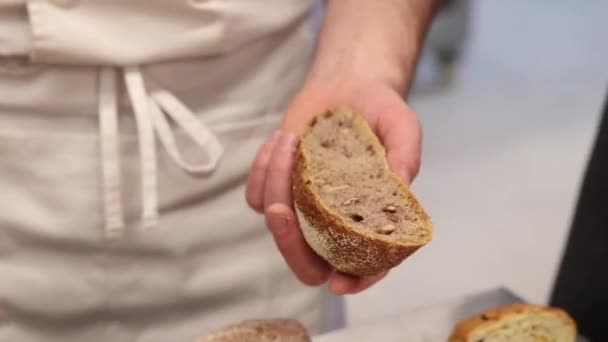 Bakker Bereidt Het Brood Voor Het Bakken — Stockvideo