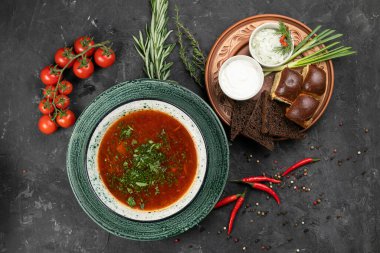 Donutlu Ukrayna borsch 'u, siyah ekmek, domates ve soğanlı