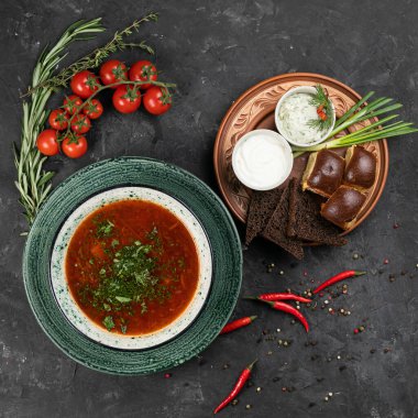 Donutlu Ukrayna borsch 'u, siyah ekmek, domates ve soğanlı