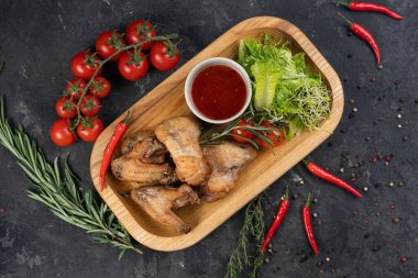 Tahta tepside sebzeli et ve sos.