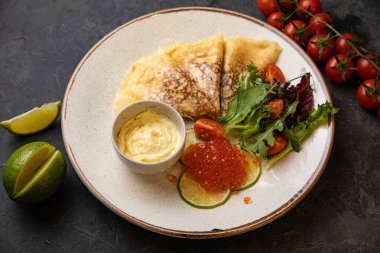  Siyah arka planda farklı doldurulmuş gözlemeler.