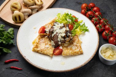  Siyah arka planda farklı doldurulmuş gözlemeler.