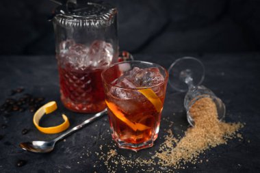 Siyah arka planda alkollü kokteyller