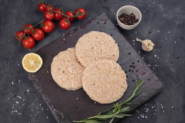  Siyah arka planda hamburger pirzolası