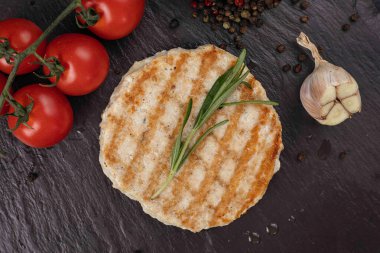  Siyah arka planda hamburger pirzolası