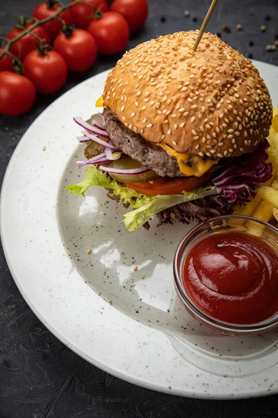 Hamburger Hranolky Omáčky Černém Pozadí — Stock fotografie