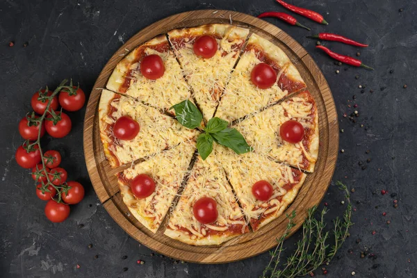 Італійська Піца Помідорами Чорному Тлі — стокове фото