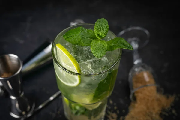Alkoholische Cocktails Auf Schwarzem Hintergrund — Stockfoto