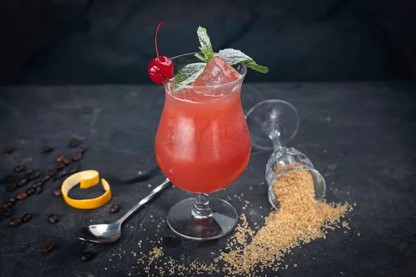 Alcoholische Cocktails Een Zwarte Achtergrond — Stockfoto