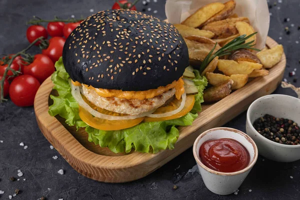 Hamburger Hranolky Omáčky Černém Pozadí — Stock fotografie