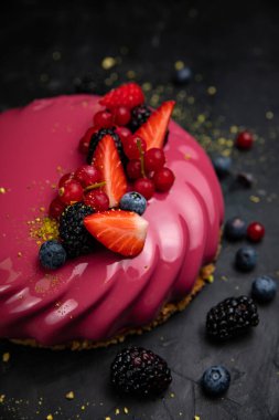 Siyah arkaplanda Fransız tatlısı