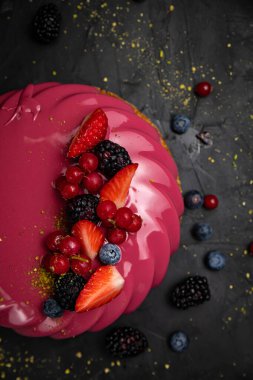 Siyah arkaplanda Fransız tatlısı