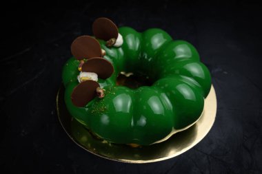 Siyah arkaplanda Fransız tatlısı