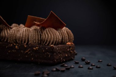 Siyah arkaplanda Fransız tatlısı