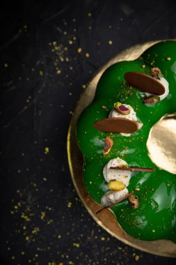 Siyah arkaplanda Fransız tatlısı