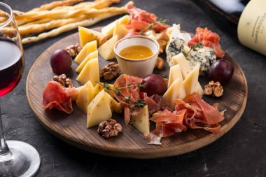 Peynir, fındık, bal, ahşap tabakta et