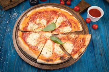 Tahtada margarita pizza.