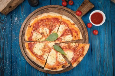 Tahtada margarita pizza.