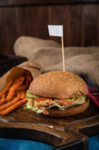 Americký Hamburger Krabím Masem Dřevěné Desce — Stock fotografie