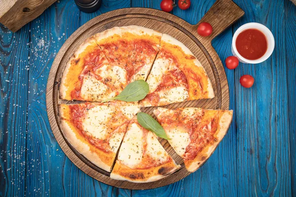 Tahtada margarita pizza.
