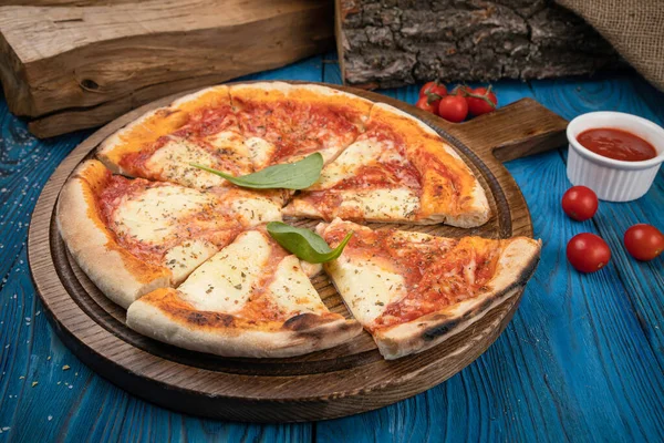 Tahtada margarita pizza.