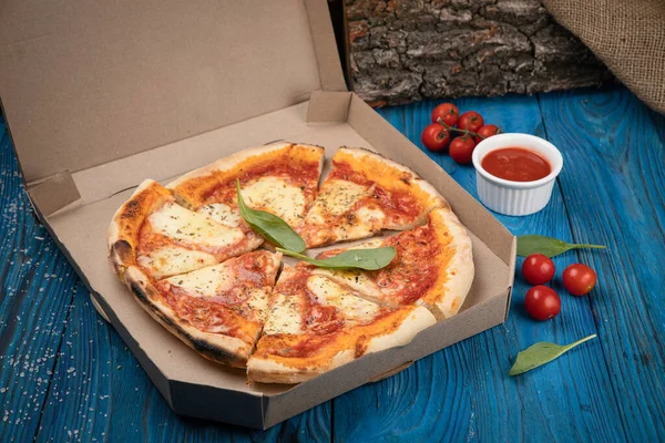 Піца Картонній Коробці Дерев Яній Дошці Доставка Піци — стокове фото