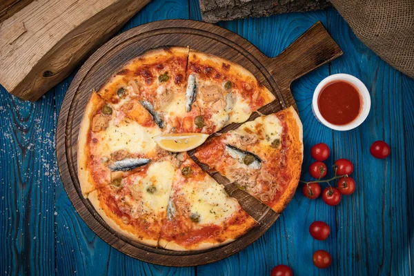 Італійська Піца Рибою Синьому Фоні — стокове фото