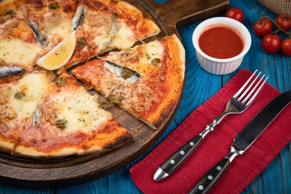 Італійська Піца Рибою Синьому Фоні — стокове фото